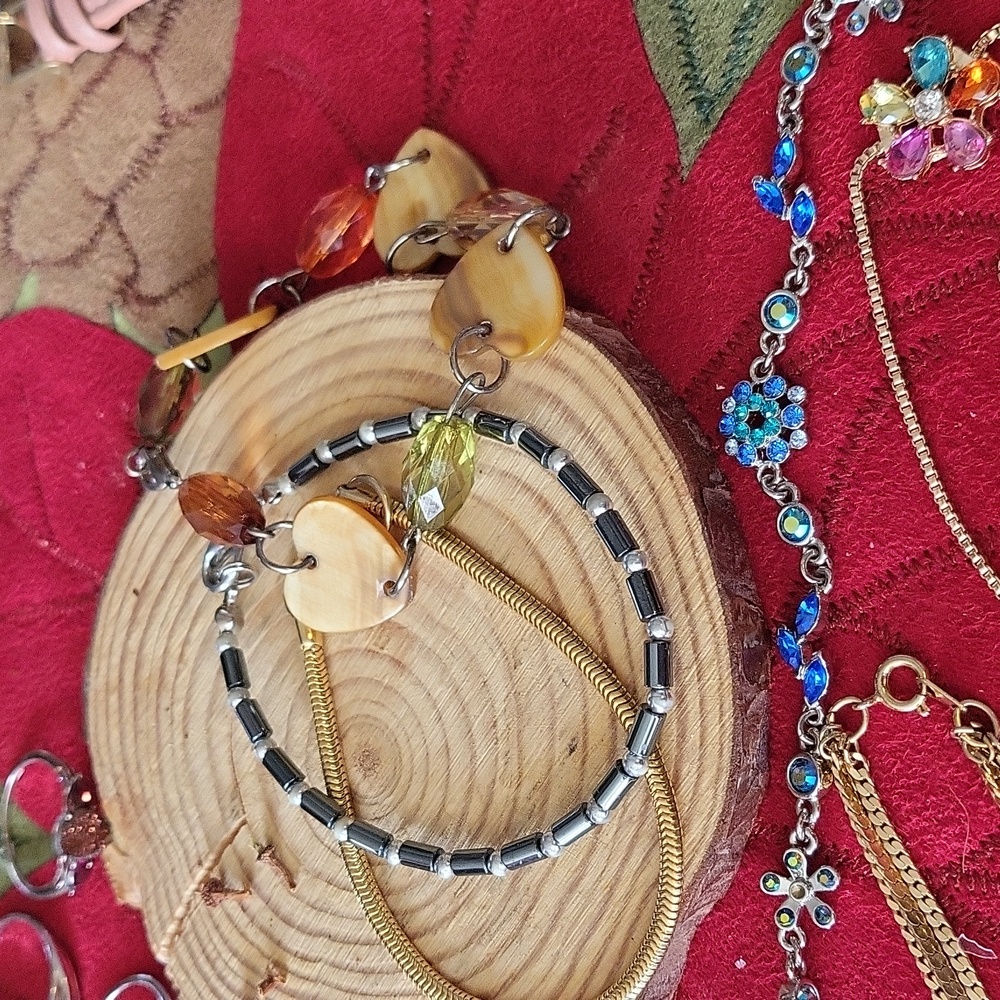 16 Bracelets - Picture 5 of 5